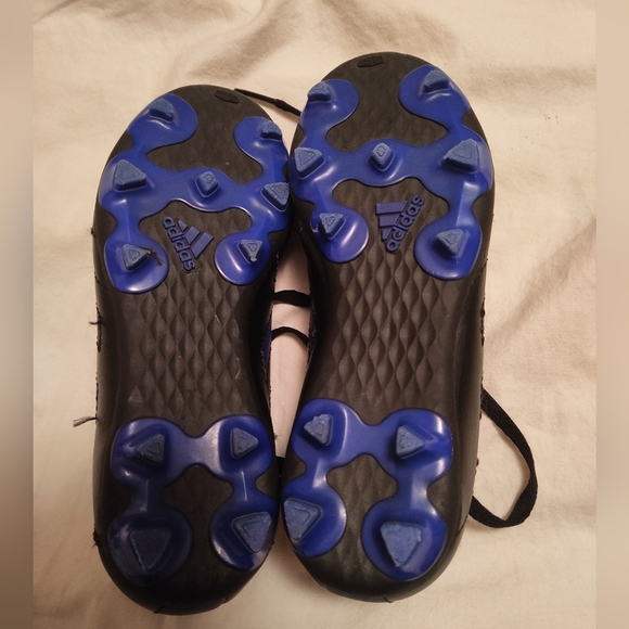 Girls Adidas black and blue soccer cleats - Picture 5 of 7